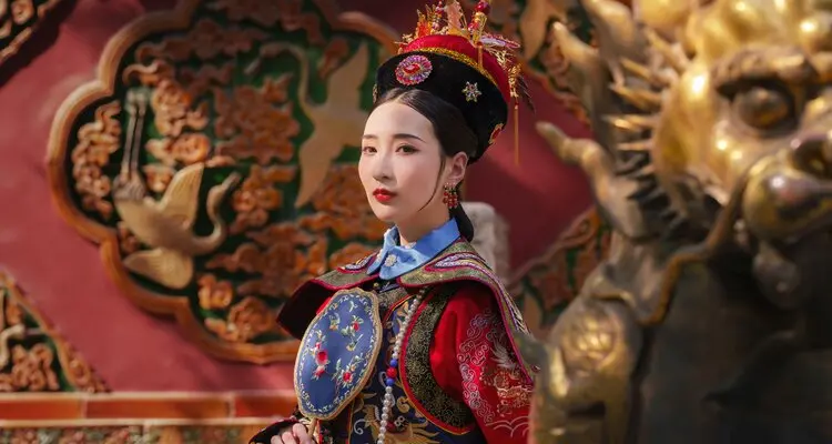a lady with the dress of Qing Dynasty